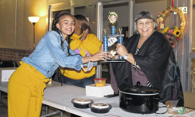 
			
				                                The Garden House founder Mianna Deberry presents the first place trophy to Dyann Stroud of 5 Points Junction who cooked a deer meat chili.
                                 Liz O’Connell | Anson Record

			
		