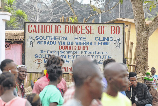 Setelah bermitra dengan Southern Eye Institute, sebuah organisasi nirlaba yang dibentuk untuk mendukung Southern Eye Clinic di Sierra Leone, Afrika, Dr.  Fakatage kembali lebih dari tiga tahun setelah misi kemanusiaan pertamanya.  Foto milik Leah Casey